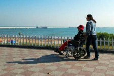 扬中八旬老人推轮椅带老伴游中国(为了方便推轮椅带老伴出门)