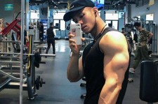扬中肌肉男模(肌肉男模拟器)