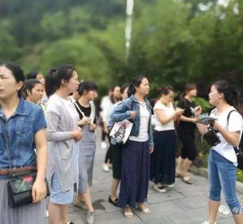 扬中中国的曲男伴游的简单介绍